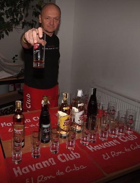 Kubánský rum chutná nejlépe na Kubě, bez ledu, nejlépe po parádním ponoru Kubánský rum chutná nejlépe na Kubě, bez ledu, nejlépe po parádním ponoru